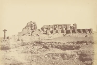 (Visão geral de Karnak incluindo Tothmes IIIs Covered Walk)